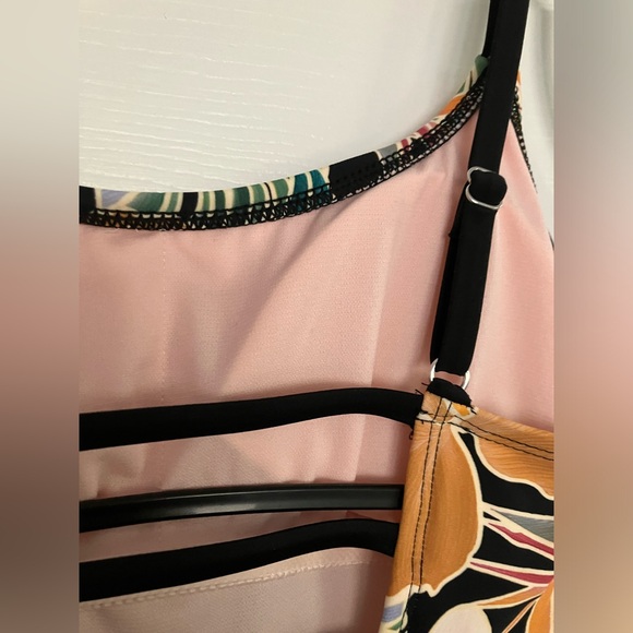 NEW!! Hurley Ladies One-piece Swimsuit, Multi Color SPF 50+ M (8-10) - Picture 10 of 11